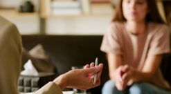 Bildet skal forestille en kvinne hos psykolog.