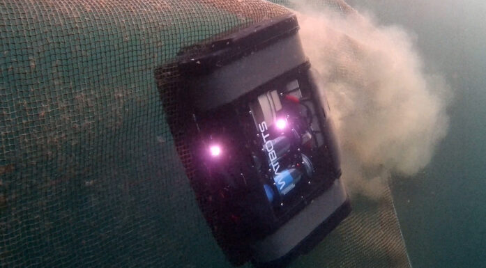 Vaskerobot gjør ren en oppdrettsnot.