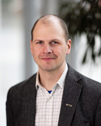 Bensin. Bildet er et portrett av Are Oust.