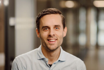 Portrett av ung mann med mørkt hår. Til sak om fagforeninger og lønn
