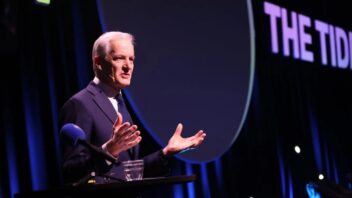 Bildet viser Jonas Gahr Støre på talerstolen.