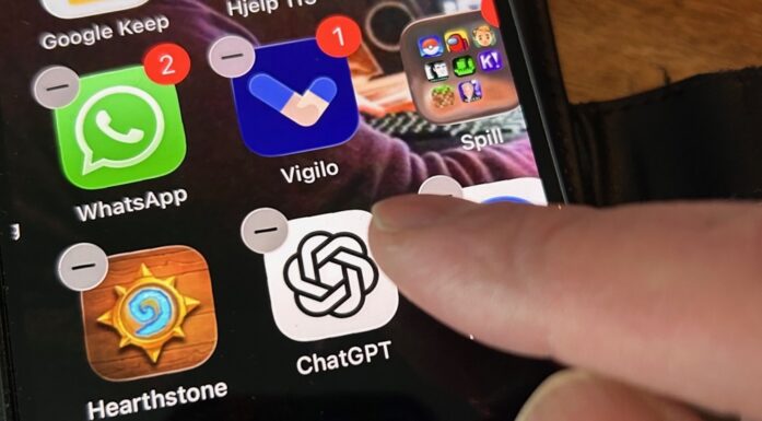 KI. Bilde viser en finger som er i ferd med å slette ChatGPT.
