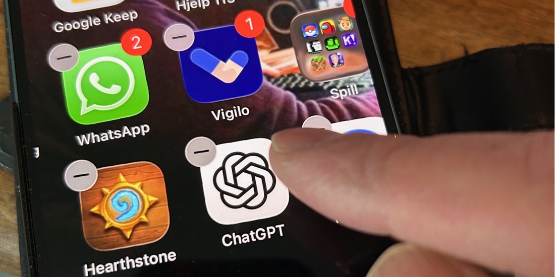 KI. Bilde viser en finger som er i ferd med å slette ChatGPT.