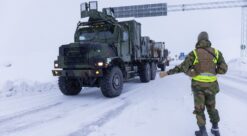 NATO. Bildet viser kolonnekjøring på svenskegrensa.