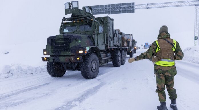 NATO. Bildet viser kolonnekjøring på svenskegrensa.