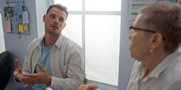 Bildet viser to personer som diskuterer.