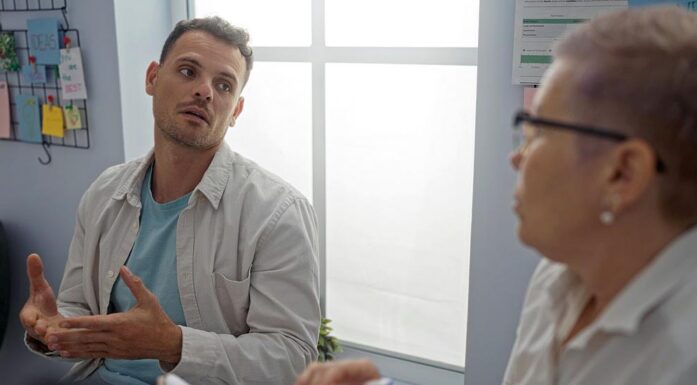 Bildet viser to personer som diskuterer.