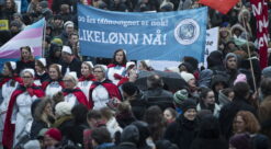 Bildet viser 8 mars tog med paroler om likelønn. Bildet illustrerer en sak om fagforeninger og lønnsgap mellom kjønn.