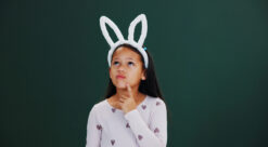 Påskequiz. Bildet viser ei jente med kaninører.