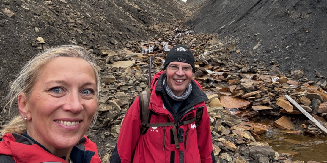 Jakter på drikkevannskilde: Forskningsleder Hanne Kvitsand i SINTEF og professor Gijsbert Breedveld ved UNIS er i Adventdalen på Svalbard. Foto: SINTEF