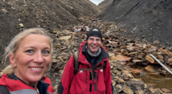 Jakter på drikkevannskilde: Forskningsleder Hanne Kvitsand i SINTEF og professor Gijsbert Breedveld ved UNIS er i Adventdalen på Svalbard. Foto: SINTEF