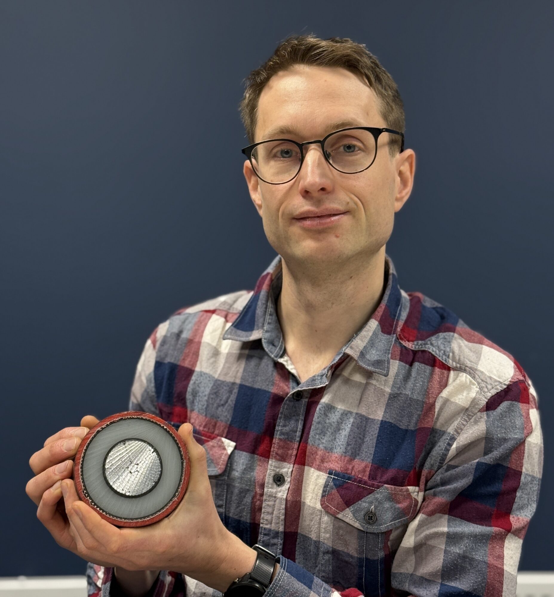  Kristian Solheim Thinn er forsker i Sintef. Hans ekspertise er på elektrisk kraftforsyning - nærmere bestemt kraftkabler, solstormer og elektromagnetiske felter. Her viser han fram innmaten i en kraftkabel. Foto: Hege Tunstad