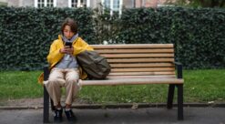 Sosiale medier. Bildet viser ei jente med telefon på en benk.