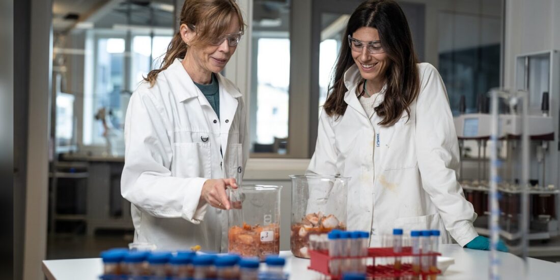 Bimarine ressurser: Forskerne Inger Beate Standal og Maria Medina på lab. Foto: SINTEF