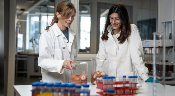 Bimarine ressurser: Forskerne Inger Beate Standal og Maria Medina på lab. Foto: SINTEF