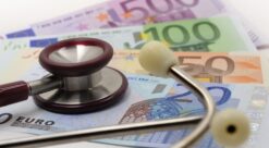 Helseforsikringer. Bildet viser et stetoskop med penger under.
