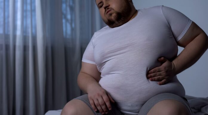 Tarmbakterier. Bildet viser en mann med vondt i magen.