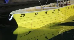 Her modelltestes baugen på et cargoskip. Foto: SINTEF