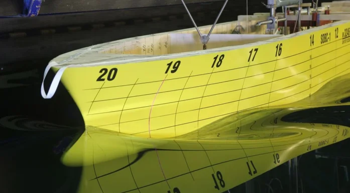 Her modelltestes baugen på et cargoskip. Foto: SINTEF