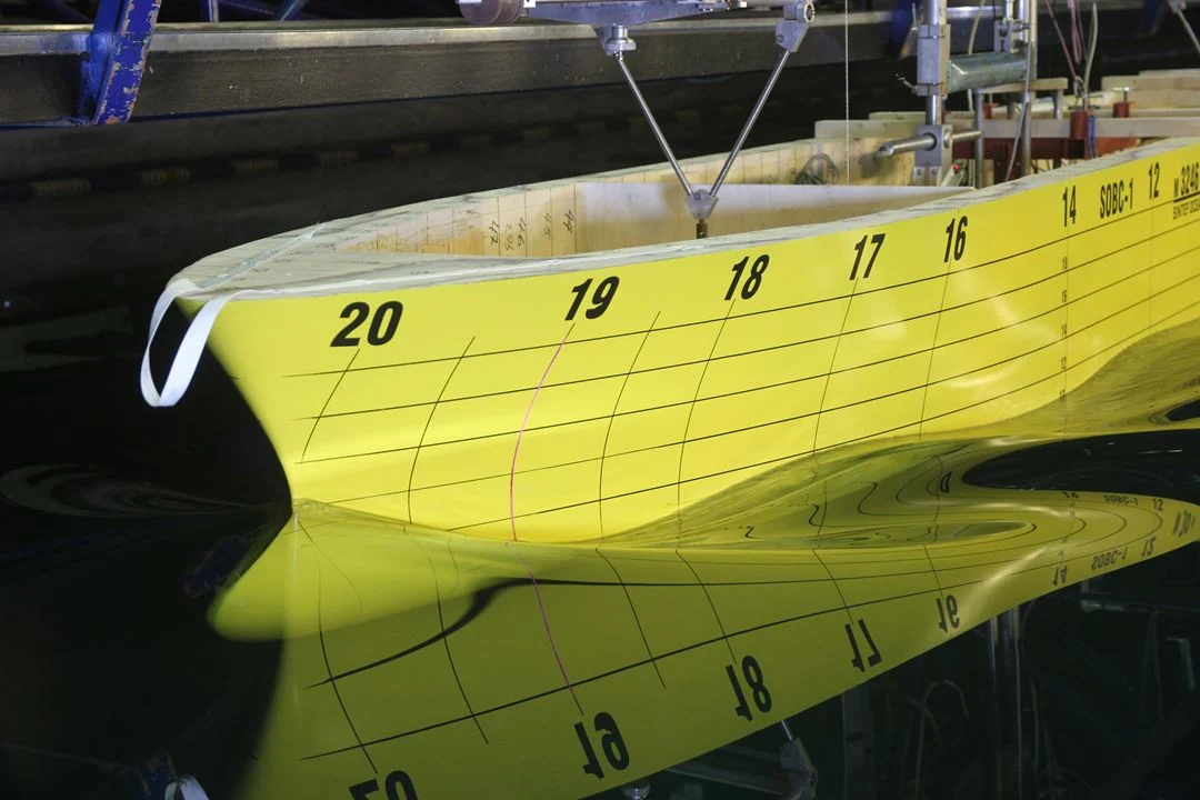 Her modelltestes baugen på et cargoskip. Foto: SINTEF