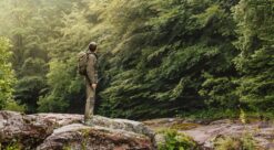 Ensomhet. Bildet viser en mann ute i naturen.