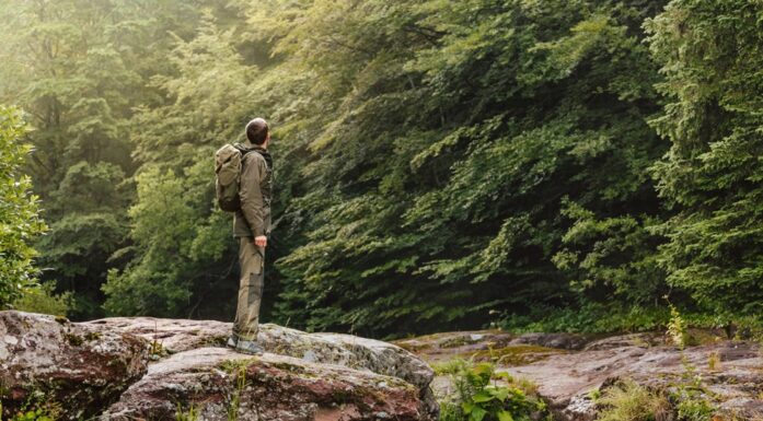 Ensomhet. Bildet viser en mann ute i naturen.