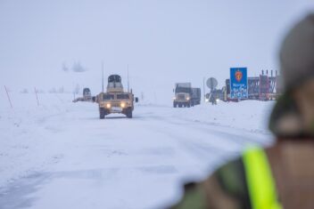 NATO. Bildet viser en kolonne med militærkjøretøyer i snøen.
