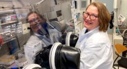 Batterier. Bildet viser Ann Mari Svensson i laboratoriet.