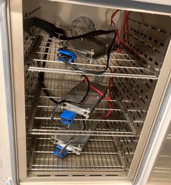 Bildet viser Litiumionbatterier i et skap.