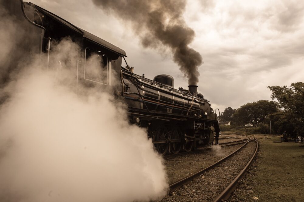 Kunstig intelligens. Et damptog sett delvis bakfra med mye røyk.