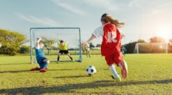 Fotball. Bildet viser en spiller på vei mot målet.