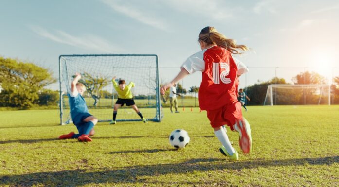 Fotball. Bildet viser en spiller på vei mot målet.