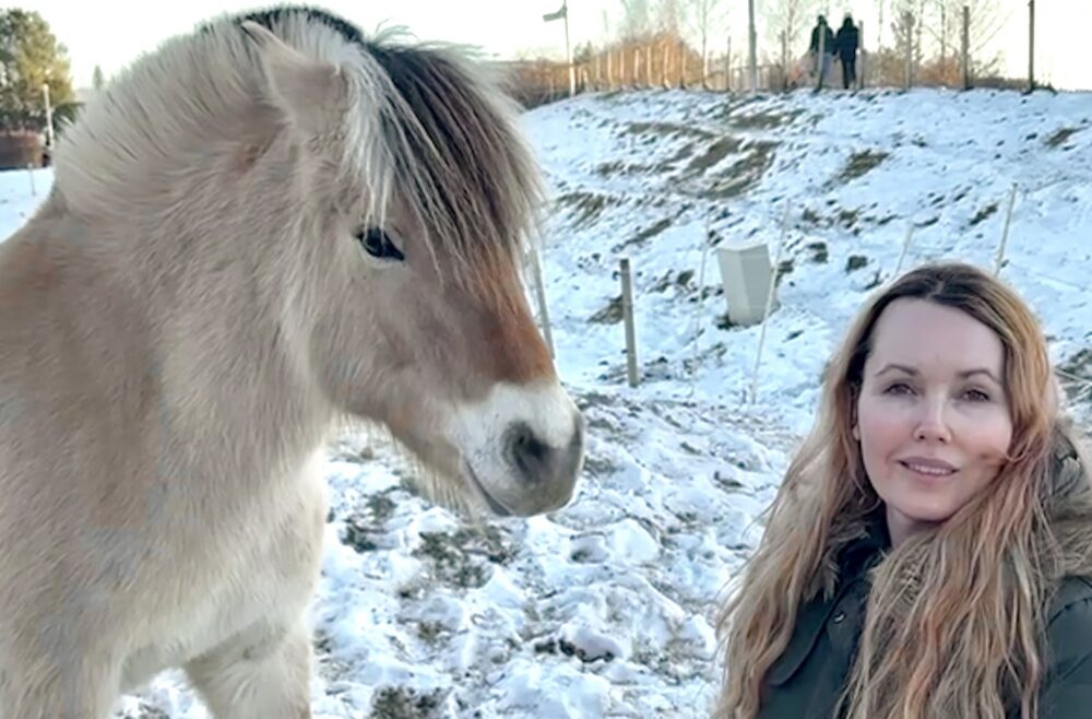 Hest i terapi. Psykolog Charlotte Fiskum sammen med en hest. 