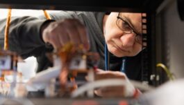 En ny “plug and play-løsning” gjør at elektriske skip kan lade i åpen sjø