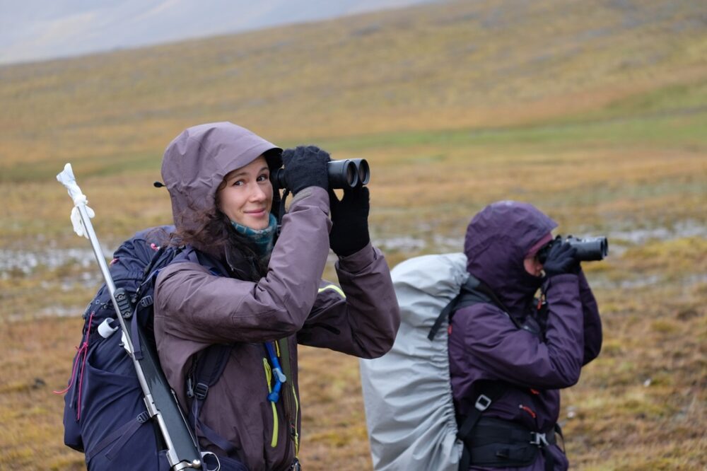Svalbardrein. Bildet viser Malin Andersson Stavridis på vidda med gevær.