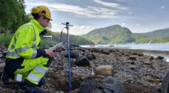 Måling av termisk resistivitet. Det beskriver hvor mye et materiale motsetter seg varmeledning. Jordmaterialer som sand, pukk og andre masser rundt kraftkabler har stor betydning for kabelens strømføringsevne, og kunnskap om disse egenskapene er avgjørende for dimensjonering og verifikasjon av kabelanlegg.