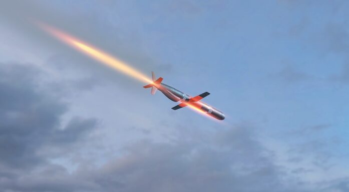 Illustrasjonen forestiller et missil på vei gjennom lufta.