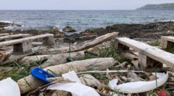 Mikroplast. Bildet viser ei plastforurenset strand.