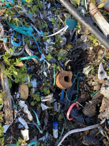 Mengder av plastsøppel ligger på ei norsk strand.