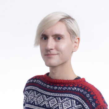 Portrett ung mann med blondt hår mot hvit bakgrunn. Bilde til artikkel om arbeid.  