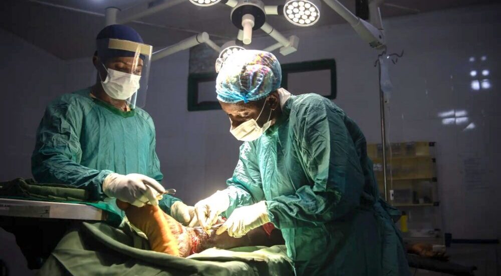 okalt utdannede helsearbeidere i Sierra Leone utfører kirurgi for å behandle sårdannelser og alvorlige infiserte sår. 