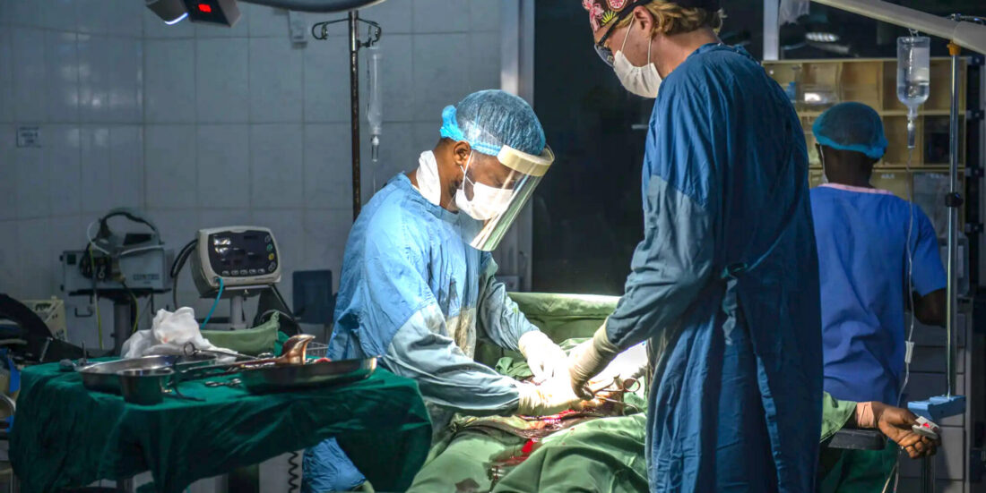 Opplærte helsepersonell i lokalsamfunnet i Sierra Leone utfører keisersnitt. Photo.