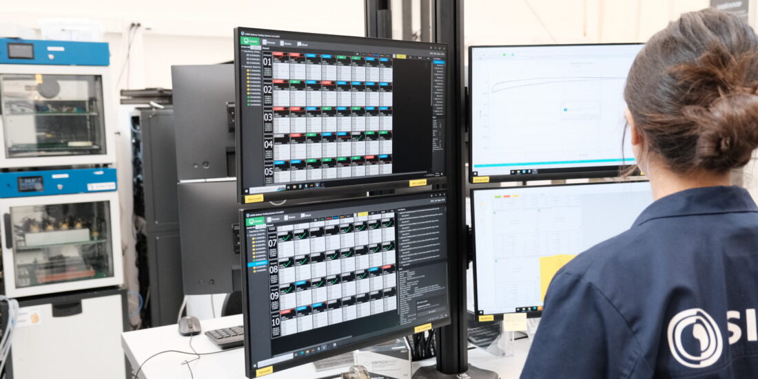 Forsker analyserer data i SINTEF Battery Lab. Foto: Olav Spanne/SINTEF
