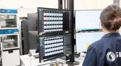 Forsker analyserer data i SINTEF Battery Lab. Foto: Olav Spanne/SINTEF