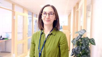 Seniorforsker Belma Talic har studert samspillet mellom ammoniakk og materialene i en brenselcelle for å gjøre ammoniakk mer aktuell som drivstoff. Foto: SINTEF/Silje Grytli Tveten