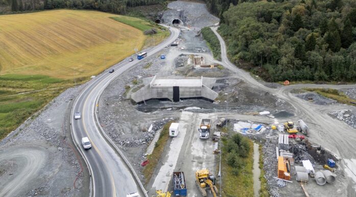 Bildet viser veiarbeider på E6 sett ovenfra.