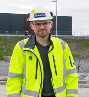 Seniorforsker Edvard Sivertsen i SINTEF utenfor et stort bygg