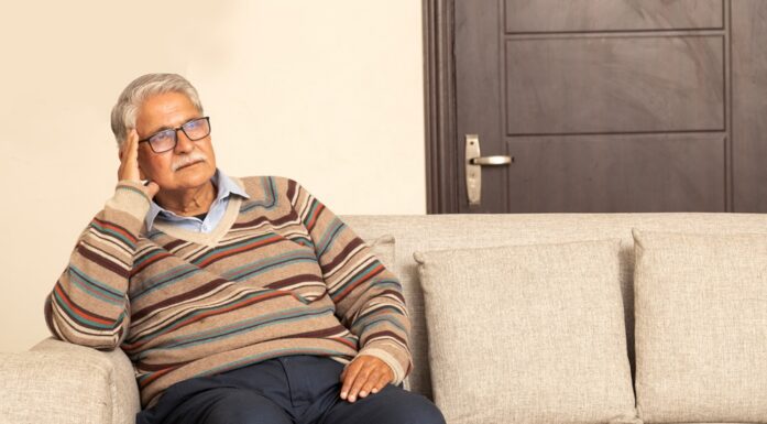 Hjemmetjenesten. Bildet viser en eldre mann i en sofa.
