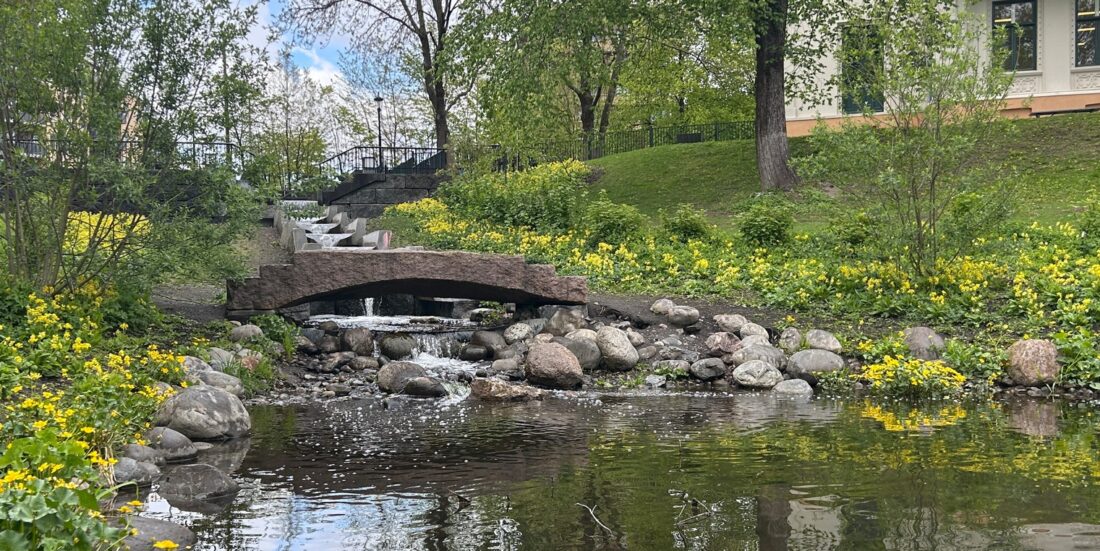 Naturbaserte løsninger som beskytter hus og gater mot oversvømmelse, skaper samtidig trivsel i nærmiljøet. Verktøyet Verbena gjør det enkelt å sammenlikne ulike tiltak. Hovinbekken i Oslo. Foto: Ida Rambæk/SINTEF