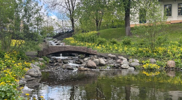 Naturbaserte løsninger som beskytter hus og gater mot oversvømmelse, skaper samtidig trivsel i nærmiljøet. Verktøyet Verbena gjør det enkelt å sammenlikne ulike tiltak. Hovinbekken i Oslo. Foto: Ida Rambæk/SINTEF